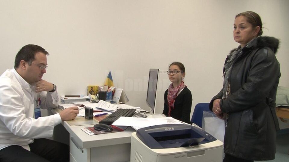 Maria și bunica ei, Nicoleta Beleagă, în cabinetul doctorului Claudiu Cobuz