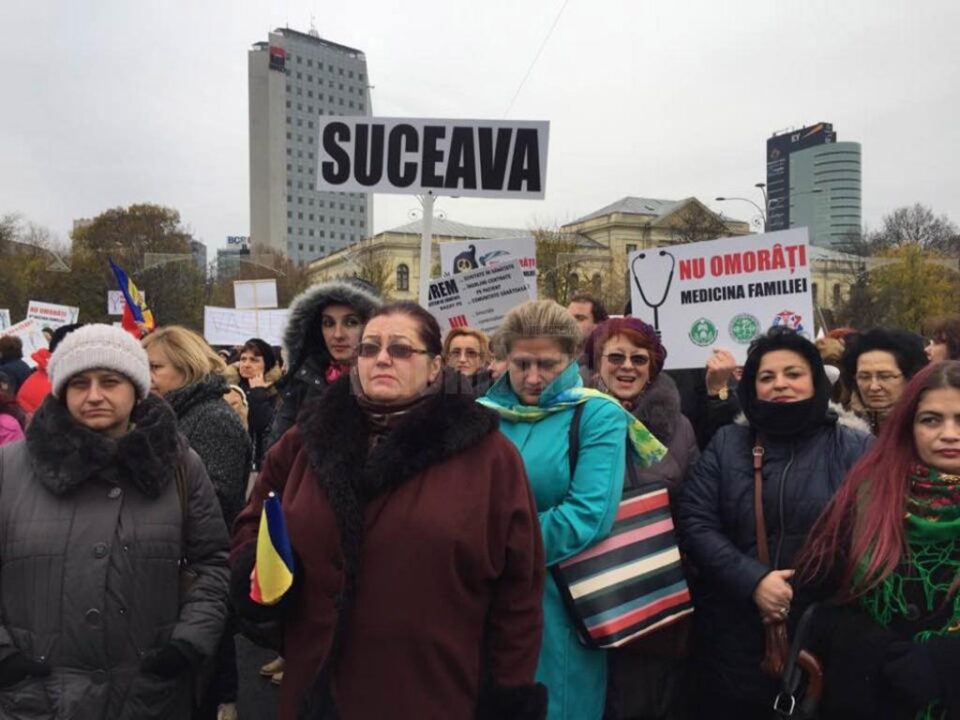 Medici de familie și pacienți din Suceava, ieri, la București, la mitingul de protest organizat în fața Guvernului Medici de familie și pacienți din Suceava, ieri, la București, la mitingul de protest organizat în fața Guvernului