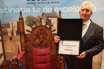 Primarul Ion Lungu cu diploma care atestă Suceava ca "Destinație Europeană de Excelență"