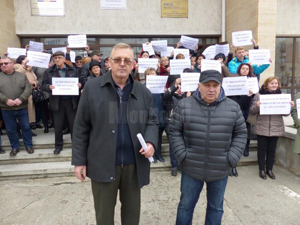 Eugen Iordăchescu (stânga) și Ionel Murariu, șefii centrelor locale din Fălticeni și Suceava ale APIA