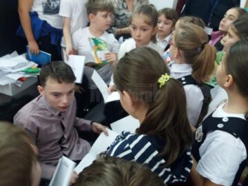 Sebi Crăciun și-a lansat cel de-al cincilea volum de poezii în câteva școli sucevene