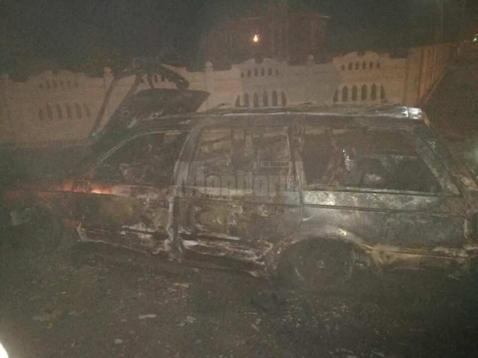 Mașină distrusă de flăcări