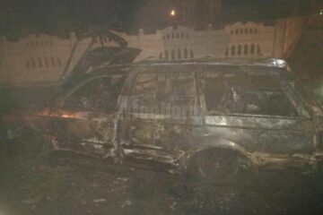 Mașină distrusă de flăcări