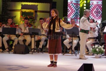 Spectacol folcloric grandios la lansarea albumului „Pe Obcini în Bucovina”, realizat de Angelica Flutur