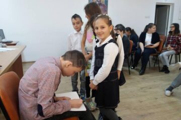 Sebi Crăciun și-a lansat cel de-al cincilea volum de poezii în câteva școli sucevene