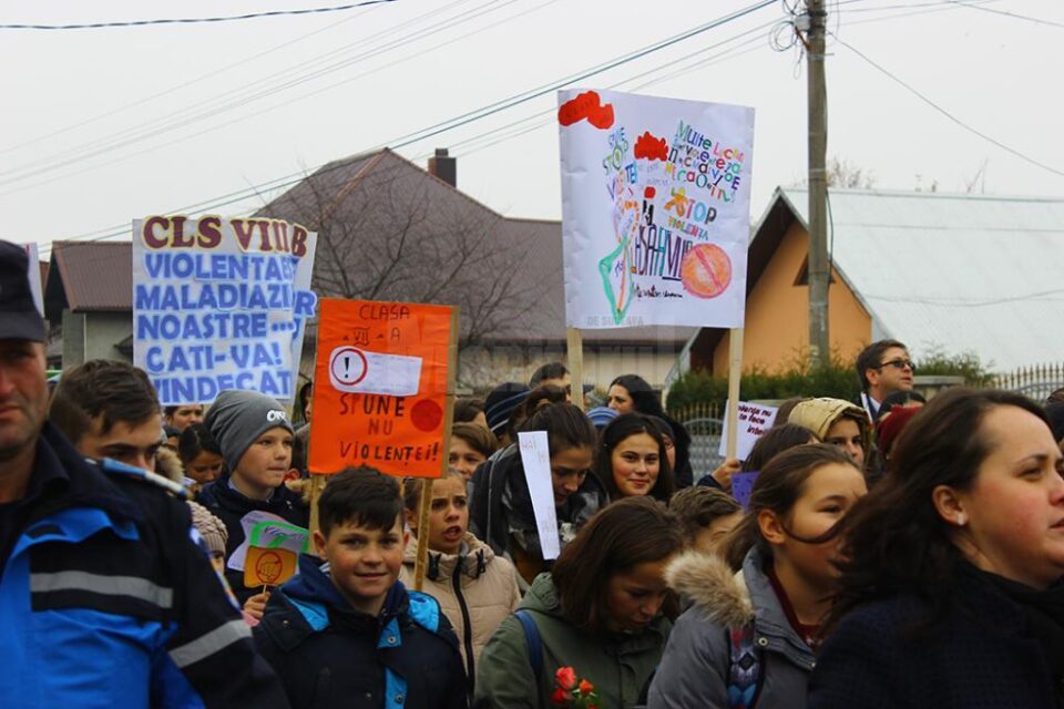 Aproape 200 de elevi au participat la un marș antiviolență desfășurat la Marginea