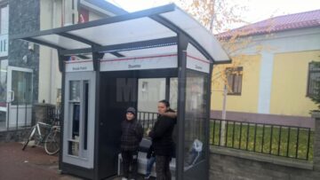 Dan Ioan Cușnir arată că la Dumbrăveni stațiile de autobuz sunt mult mai moderne comparativ cu cele din Suceava
