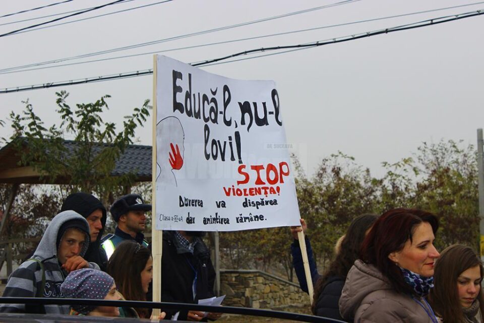Aproape 200 de elevi au participat la un marș antiviolență desfășurat la Marginea