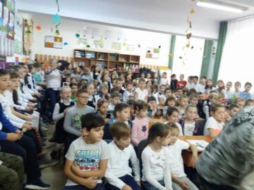 Sebi Crăciun și-a lansat cel de-al cincilea volum de poezii în câteva școli sucevene