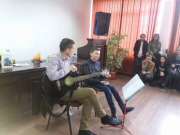 Sebi Crăciun, însoțit de cantautorul primelor sale poezii puse pe muzică, Armin Ivan