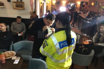 Ziua mondială de comemorare a victimelor accidentelor de circulație, marcată la cafeneaua la care șoferii băuți își pot lăsa mașinile în custodie