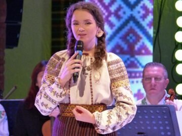 Spectacol folcloric grandios la lansarea albumului „Pe Obcini în Bucovina”, realizat de Angelica Flutur