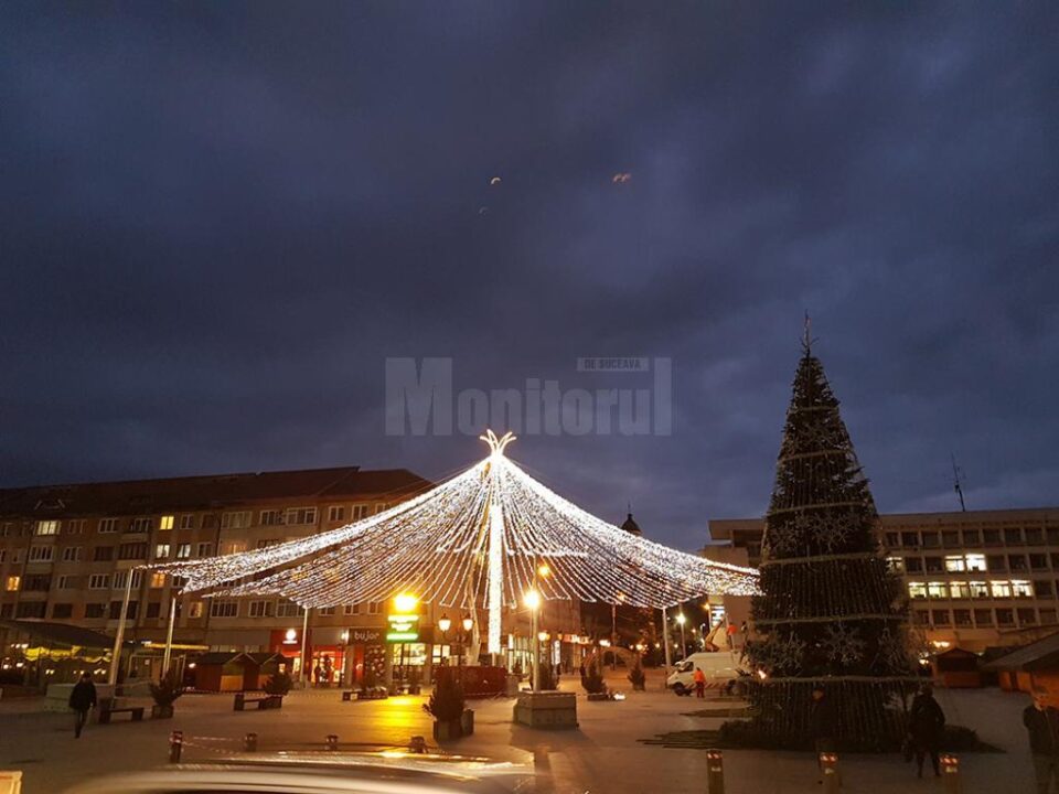Cupola de lumini care acoperă esplanada din fața Casei de Cultură