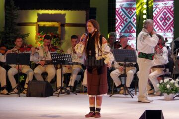 Spectacol folcloric grandios la lansarea albumului „Pe Obcini în Bucovina”, realizat de Angelica Flutur
