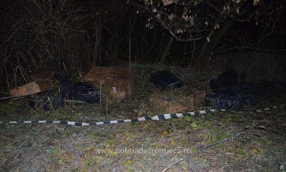 Doi contrabandiști ucraineni și țigări de peste 23.000 de euro, reținuți la frontiera verde Doi contrabandiști ucraineni și țigări de peste 23.000 de euro, reținuți la frontiera verde
