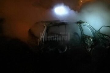Autoturismul s-a aprins și a ars ca o torță, șoferul fiind de negăsit