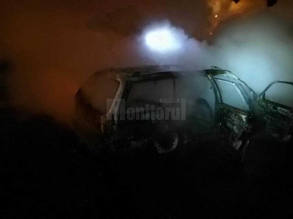 Autoturismul s-a aprins și a ars ca o torță, șoferul fiind de negăsit Autoturismul s-a aprins și a ars ca o torță, șoferul fiind de negăsit