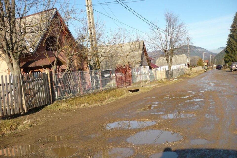Porțiuni dezastruoase ale drumului județean, la Izvoarele Sucevei