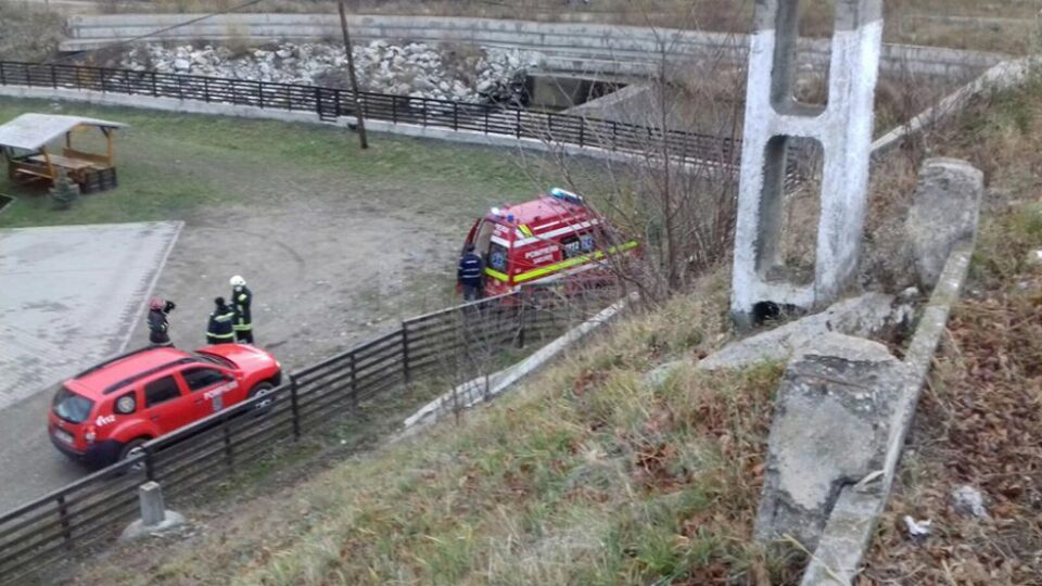 Diferența mare de nivel de la șosea și până sub pod, de unde fata a fost preluată de o ambulanță SMURD