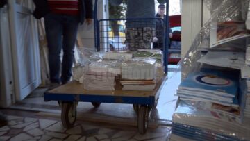 Marți, în curtea IȘJ, reprezentanți ai școlilor din județ au venit după cărțile de-a V-a, fie cu microbuzul școlar, fie cu mașina personală