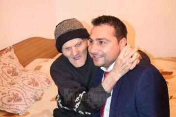 Constantin Pînzariu, alături de primarul de Pătrăuți, Adrian Isepciuc