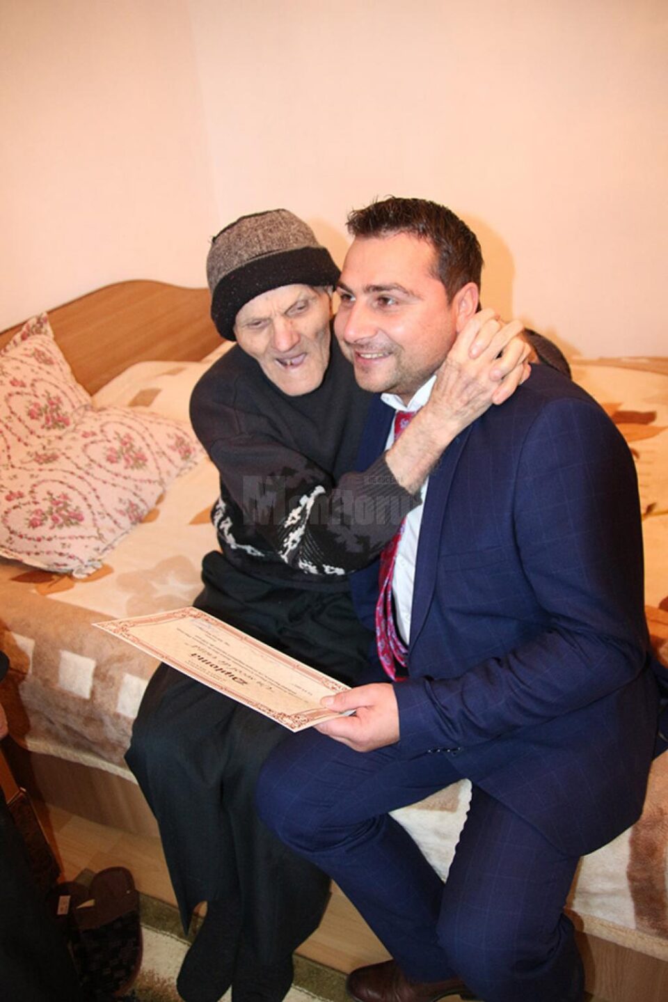 Constantin Pînzariu, alături de primarul de Pătrăuți, Adrian Isepciuc