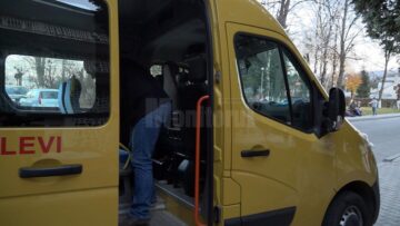 Marți, în curtea IȘJ, reprezentanți ai școlilor din județ au venit după cărțile de-a V-a, fie cu microbuzul școlar, fie cu mașina personală