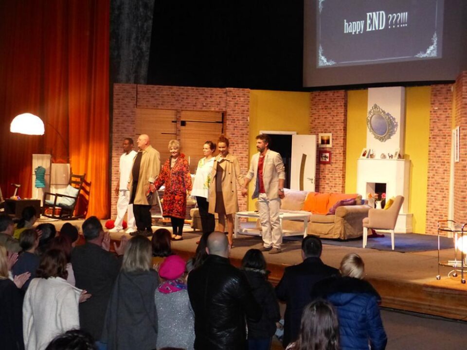 Sală plină, aplauze îndelungi și umor spumos, la spectacolul de teatru „Un bărbat pentru Sara” Sală plină, aplauze îndelungi și umor spumos, la spectacolul de teatru „Un bărbat pentru Sara”