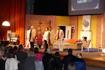 Sală plină, aplauze îndelungi și umor spumos, la spectacolul de teatru „Un bărbat pentru Sara”