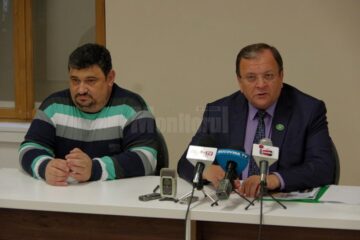 Directorul Muzeului, Emil Ursu, și președintele CJ, Gheorghe Flutur