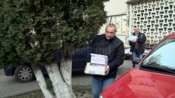 Marți, în curtea IȘJ, reprezentanți ai școlilor din județ au venit după cărțile de-a V-a, fie cu microbuzul școlar, fie cu mașina personală