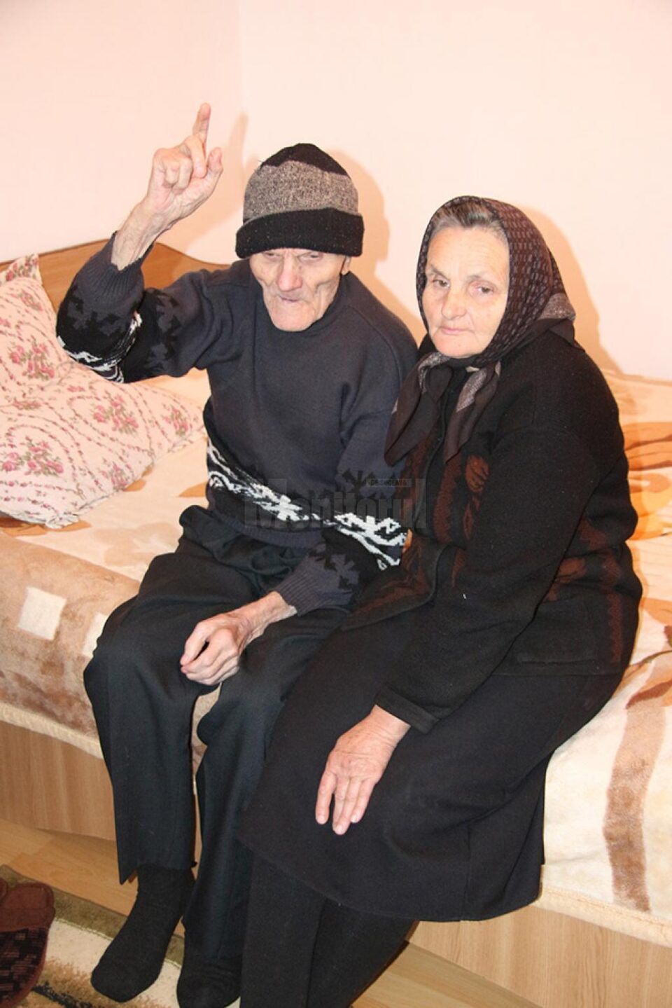 Constantin Pînzariu, la împlinirea vârstei de 100 de ani, alături de fiica lui, Elena