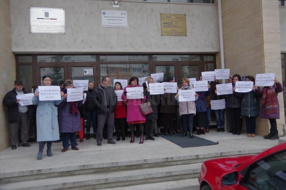 Angajații APIA continuă protestele Angajații APIA continuă protestele