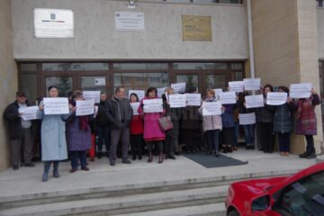 Angajații APIA continuă protestele