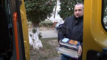 Marți, în curtea IȘJ, reprezentanți ai școlilor din județ au venit după cărțile de-a V-a, fie cu microbuzul școlar, fie cu mașina personală