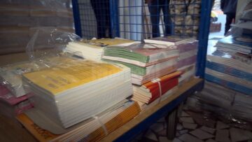 Marți, în curtea IȘJ, reprezentanți ai școlilor din județ au venit după cărțile de-a V-a, fie cu microbuzul școlar, fie cu mașina personală