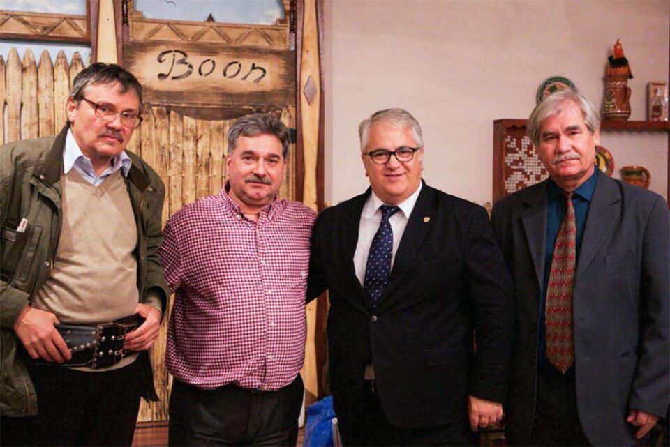 Peste 200 de cărți donate de Societatea culturală „Ștefan cel Mare – Bucovina” Liceului românesc „M. Eminescu” din raionul Storojineț Peste 200 de cărți donate de Societatea culturală „Ștefan cel Mare – Bucovina” Liceului românesc „M. Eminescu” din raionul Storojineț