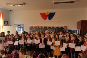 „Crizanteme, culoare și poezie”, la școala din Iaslovăț