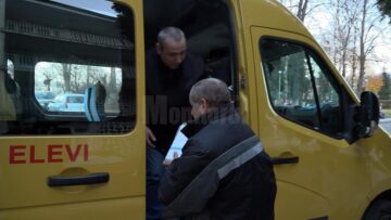 Marți, în curtea IȘJ, reprezentanți ai școlilor din județ au venit după cărțile de-a V-a, fie cu microbuzul școlar, fie cu mașina personală