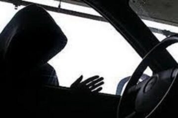 Minori prinși după ce au furat bunuri dintr-o mașină Minori prinși după ce au furat bunuri dintr-o mașină