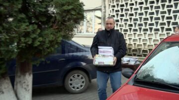 Marți, în curtea IȘJ, reprezentanți ai școlilor din județ au venit după cărțile de-a V-a, fie cu microbuzul școlar, fie cu mașina personală