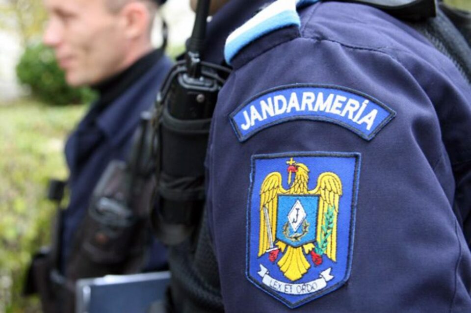 Prinși de jandarmi în timp ce furau din autoturisme