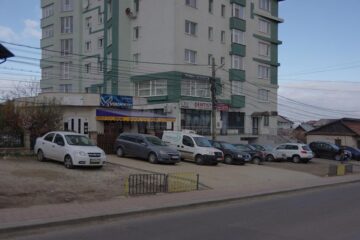 Parcarea de la blocul Muha, subiect de scandal între locatari, proprietarul unui bar din vecinătate și Primăria Șcheia