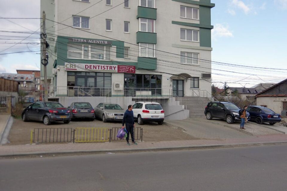 Scandal între locatarii din Blocul Muha și proprietarul unui bar, după ce acesta a amenajat abuziv o parte din parcare