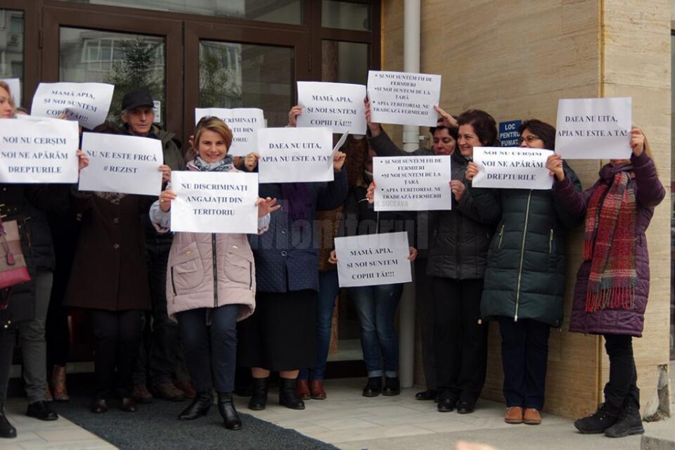 Angajați care au protestat, ieri, în fața sediului APIA Suceava Angajați care au protestat, ieri, în fața sediului APIA Suceava