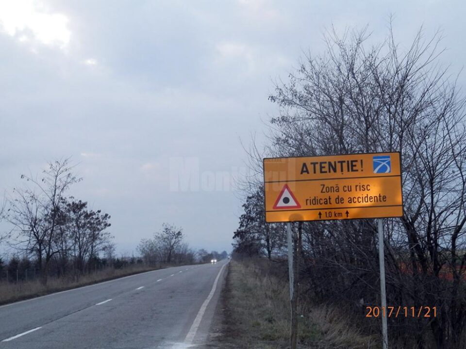 Panouri cu avertismente de risc ridicat de accidente, pe DN 2E, în zona în care au murit șase oameni