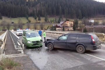 Podul de pe care a fost îmbrâncită fata, după impact Podul de pe care a fost îmbrâncită fata, după impact