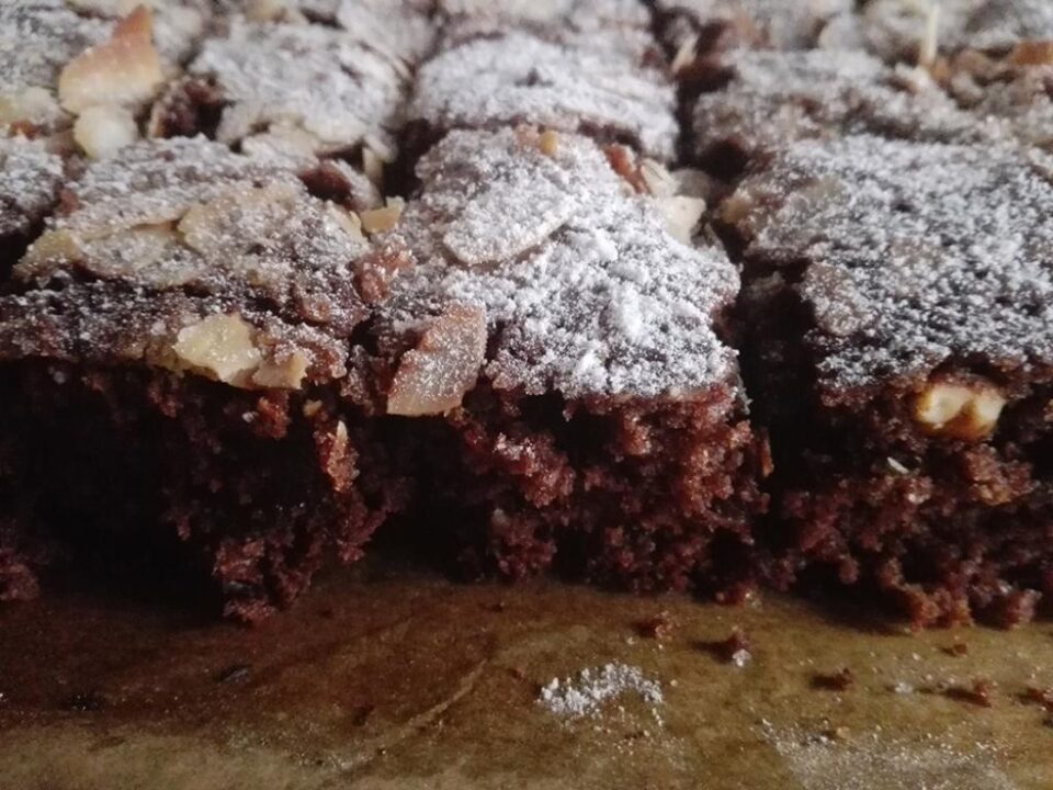 Negresa de post cu halva și dulceață. Foto: facebook.com/bucovinagustoasa