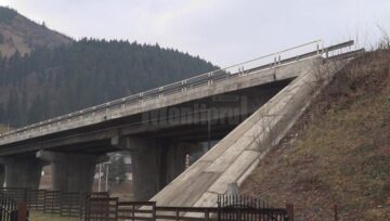 Mărturia bărbatului care a salvat-o pe fata pe care fostul iubit încerca să o arunce de pe pod