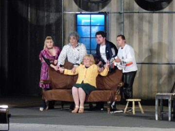 Regizorul Dan Tudor și actorii Teatrului „Mihai Eminescu” Botoșani au adus la teatru peste 1.500 de spectatori suceveni